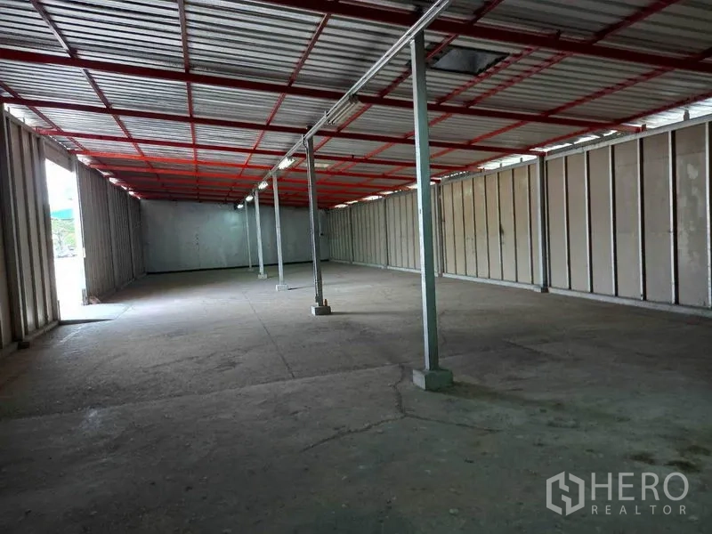 货栈 出租在Pathum Thani - 长条型仓库内部，红色桁架屋顶与开阔地面