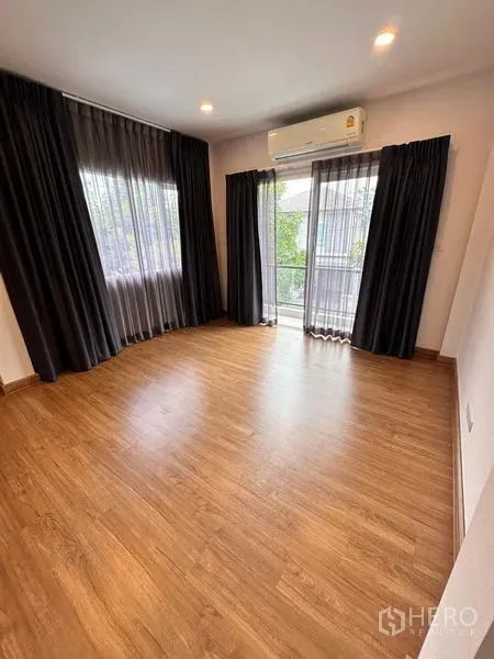 บ้าน ขายในPrawet, Bangkok - ห้องนอนใหญ่สว่าง มีประตูออกระเบียง พื้นไม้ และแอร์แยก