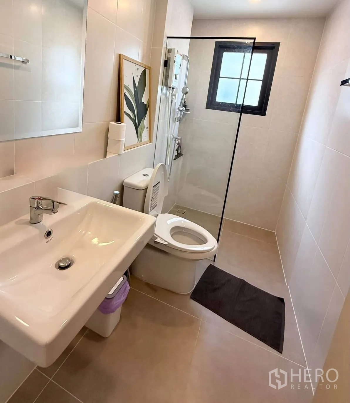 独栋房屋 for rent in Bang Phli, Samut Prakan - 现代化浴室，设有宽大洗手盆、坐便器与玻璃隔断淋浴间，带窗户采光。