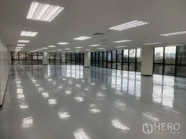 办公空间 出租在Bang Rak, Bangkok - 开放式办公空间，环幕落地窗带来城市天际线景观。