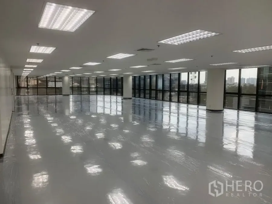 办公空间 出租在Bang Rak, Bangkok - 开放式办公空间，环幕落地窗带来城市天际线景观。