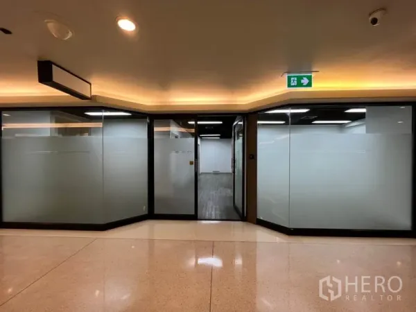 办公空间 出租在Khlong Toei, Bangkok - 办公单元外立面，大幅磨砂玻璃与入口，临走廊