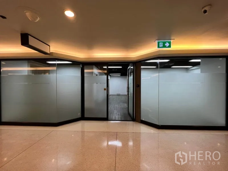 办公空间 出租在Khlong Toei, Bangkok - 办公单元外立面，大幅磨砂玻璃与入口，临走廊