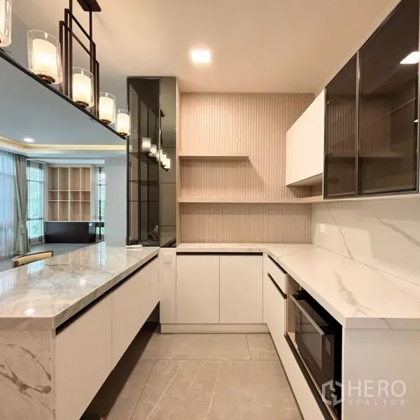 บ้าน ให้เช่าหรือขายในPrawet, Bangkok - แพนทรีดีไซน์สวย เคาน์เตอร์หินอ่อน ตู้ครัวสีขาว และไฟตกแต่ง