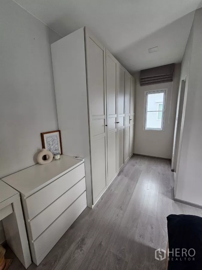 บ้าน ให้เช่าในPrawet, Bangkok - โต๊ะเครื่องแป้งและตู้ลิ้นชัก พร้อมกระจกทรงกลมในห้องนอน