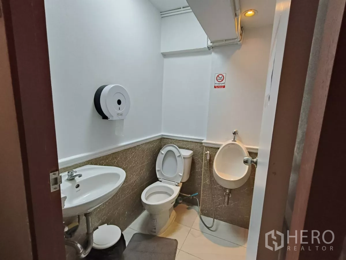 店屋 出租在Watthana, Bangkok - 第二卫生间，配坐便器、小便池与洗手盆。