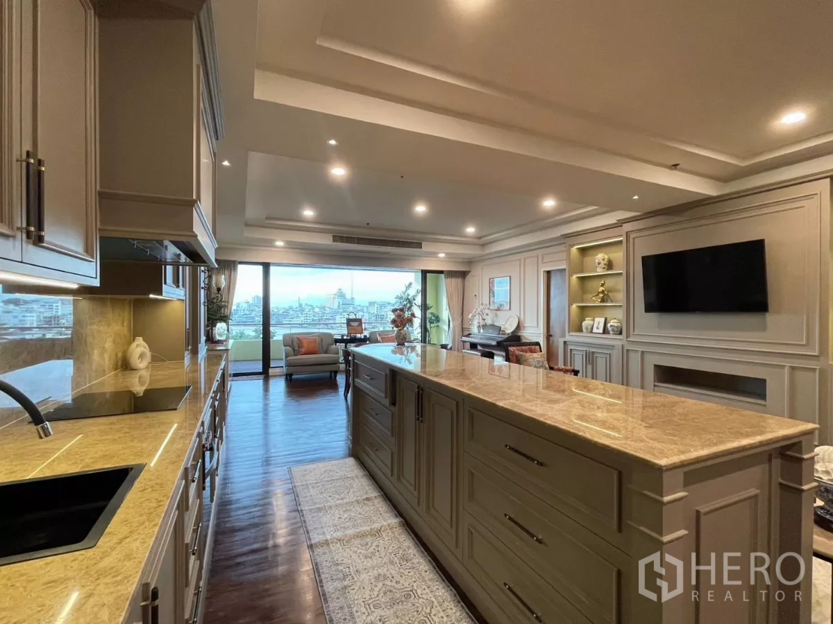 คอนโด ให้เช่าในKhlong San, Bangkok - ครัวสไตล์กูร์เมต์ เกาะกลางหินอ่อนยาว เครื่องใช้บิวท์อิน มองออกสู่ระเบียง