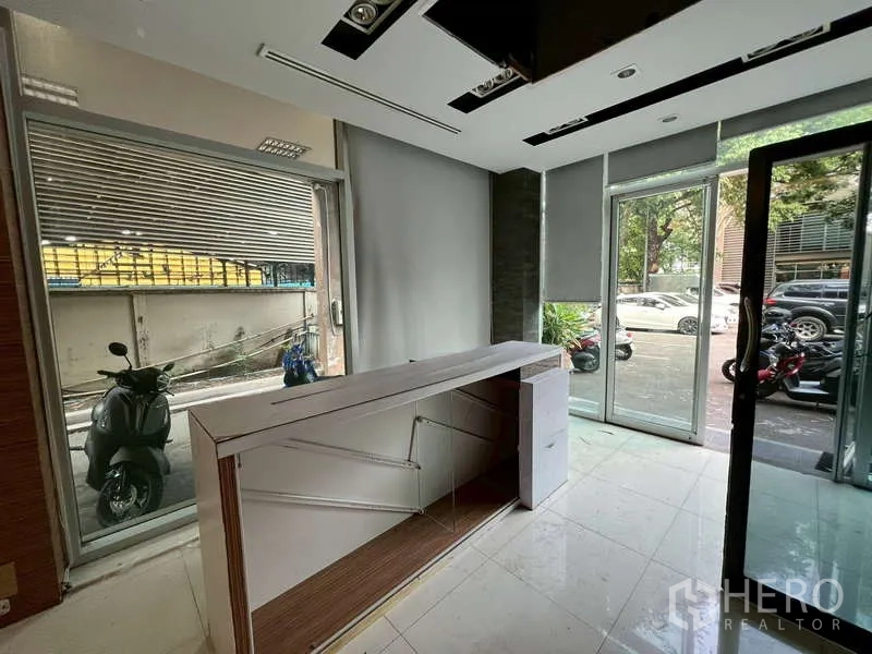 สำนักงาน ให้เช่าในWatthana, Bangkok - มุมนั่งรับรองพร้อมเคาน์เตอร์ ใกล้หน้าต่างแบบเต็มผนังและประตูบานเลื่อน