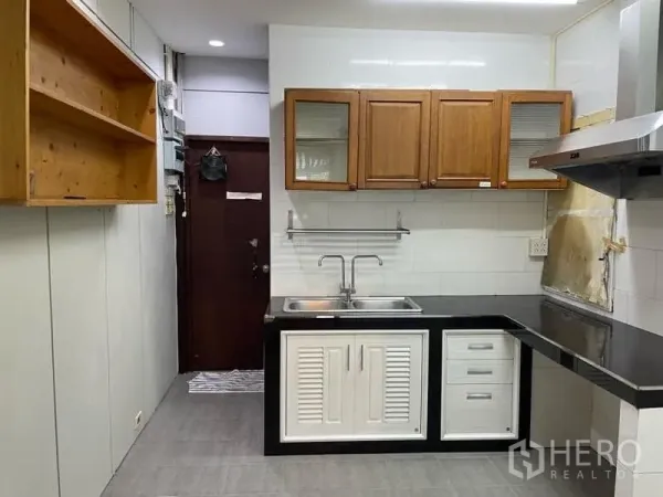 零售空间 出租在Watthana, Bangkok - 走廊式茶水间，双水槽、油烟机、瓷砖地面及上方木柜。