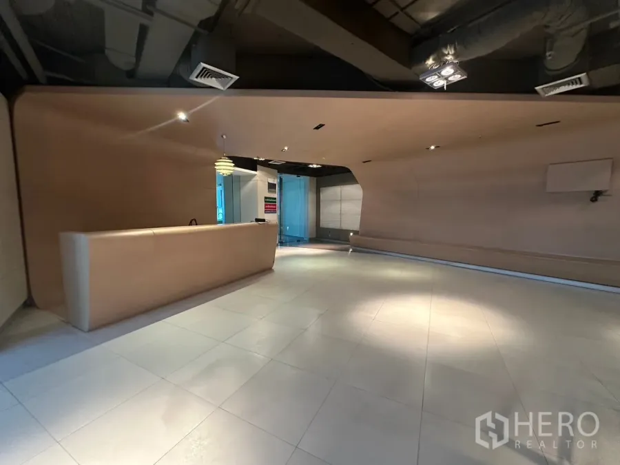 สำนักงาน ให้เช่าในKhlong Toei, Bangkok - โถงต้อนรับ เคาน์เตอร์โค้งยาวและไฟสมัยใหม่