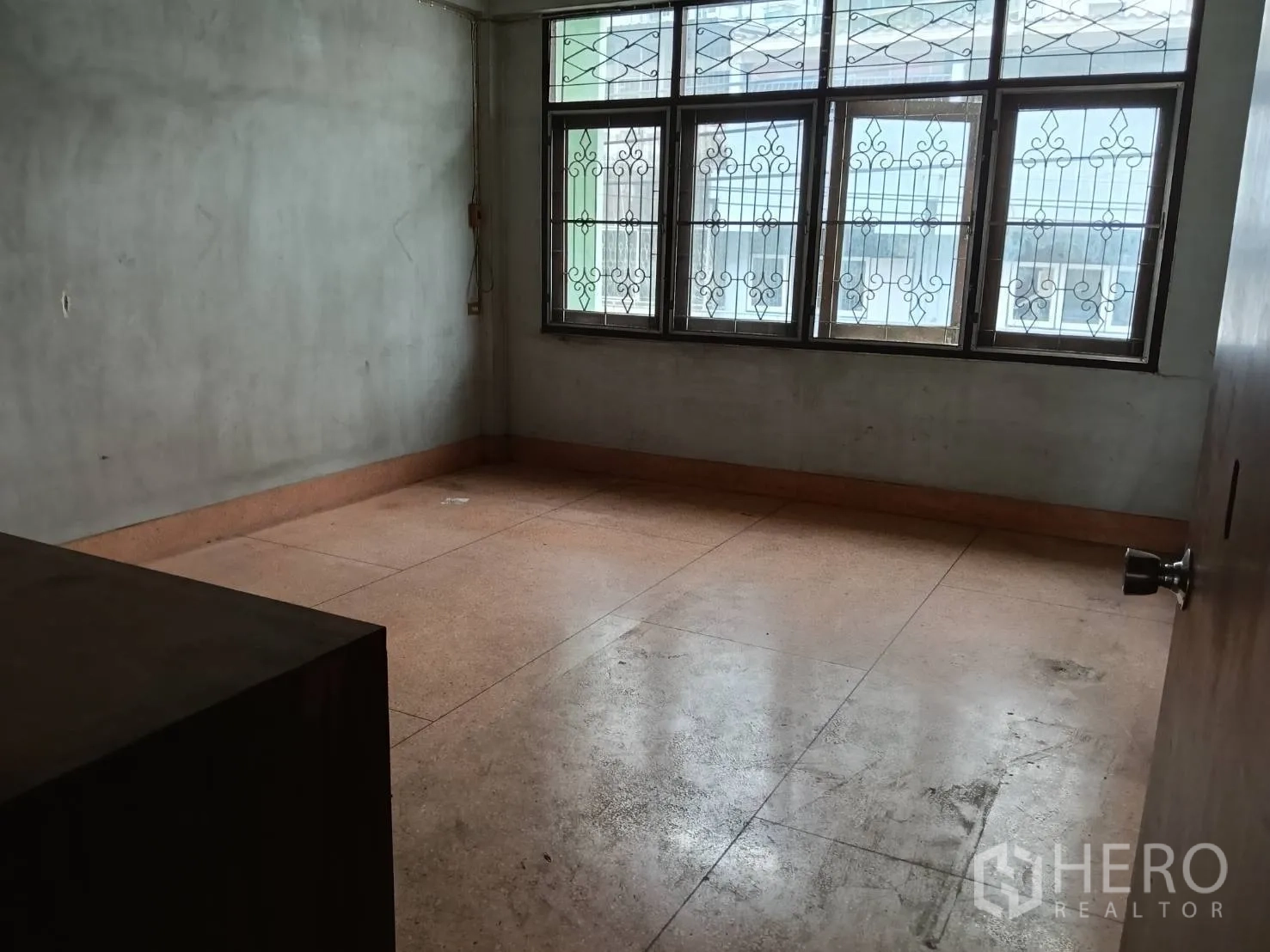 ตึกแถว for rent in Khlong Toei, Bangkok - ห้องโล่งชั้นบนมีหน้าต่างบานใหญ่ติดเหล็กดัดรับแสงธรรมชาติ