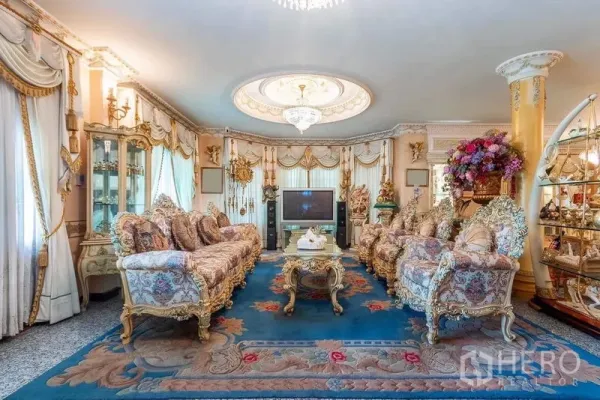独立式住宅 出租或出售在Bang Khen, Bangkok - 华丽客厅，欧式雕花沙发、水晶吊灯、装饰窗帘与大地毯。