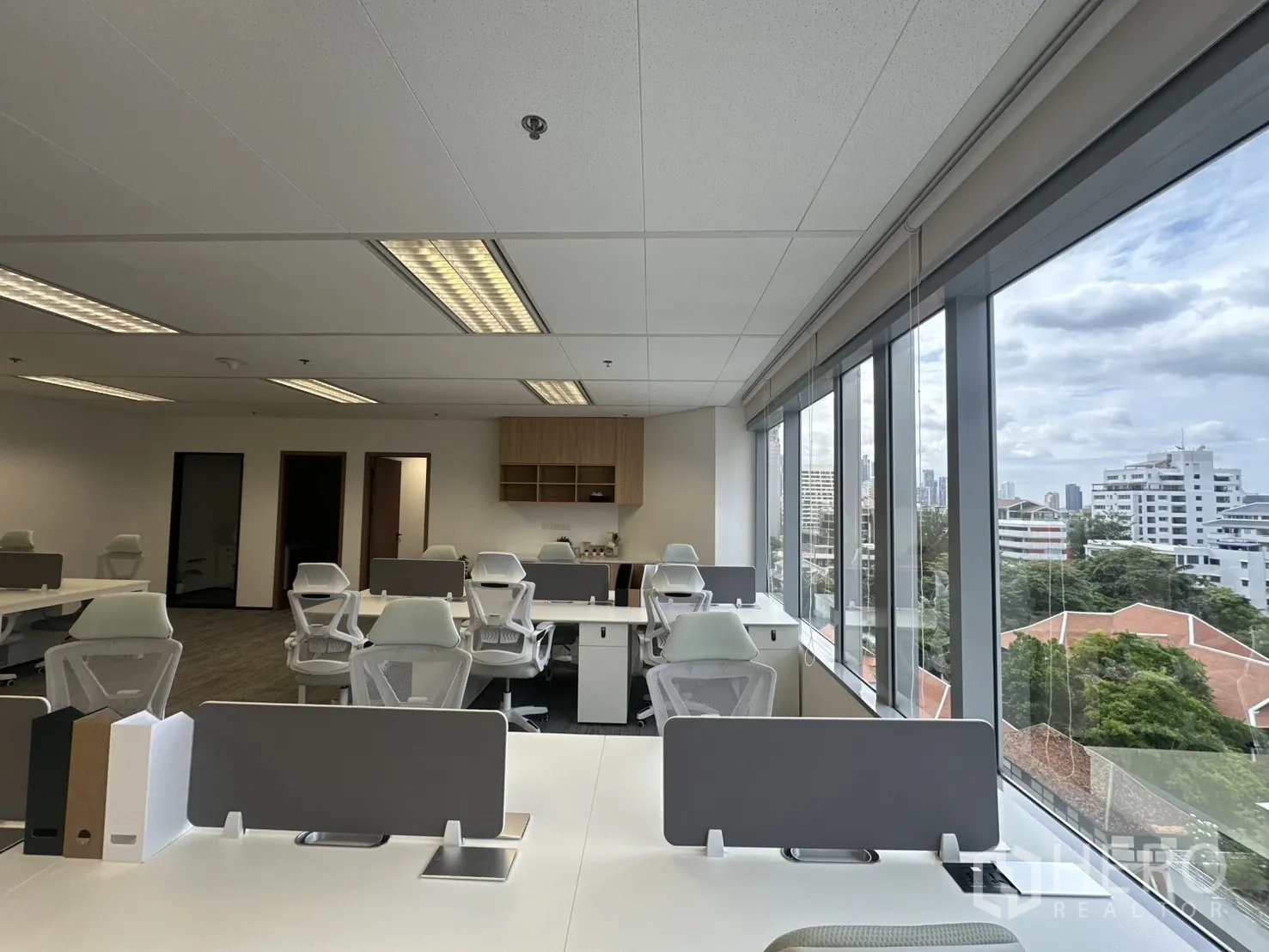 办公室 for rent in Pathum Wan, Bangkok - 沿整面窗墙布置的开放工位区。
