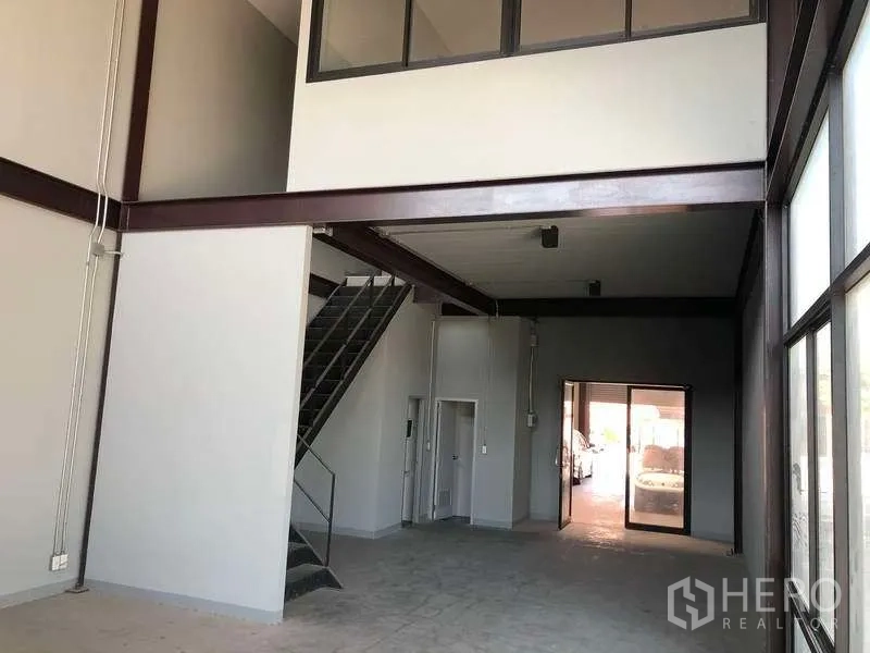 货栈 出租在Bang Phli, Samut Prakan - 开阔大厅配金属楼梯通往玻璃夹层办公室与侧窗。