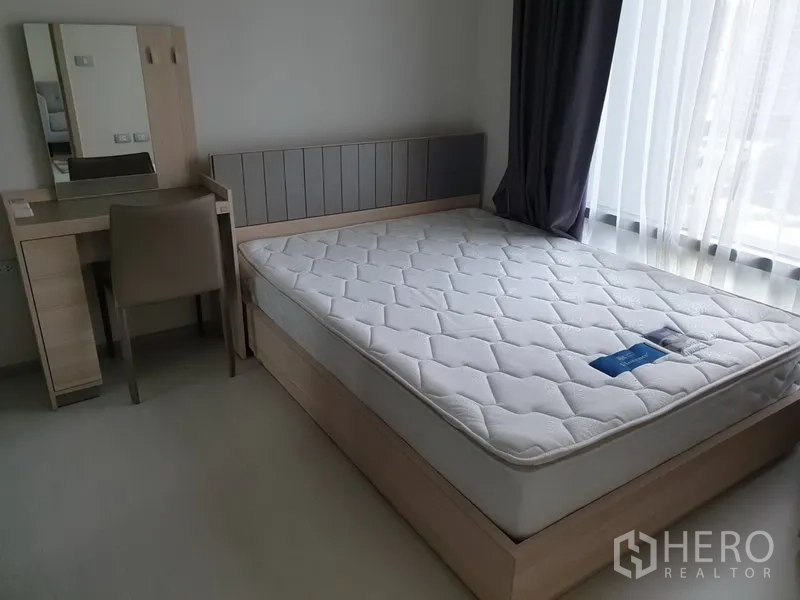 คอนโด ให้เช่าในKhlong Toei, Bangkok - ห้องนอนพร้อมหน้าต่างบานใหญ่ เตียงควีน และโต๊ะเครื่องแป้ง ในคอนโดมิเนียมสไตล์โมเดิร์น เขตคลองเตย