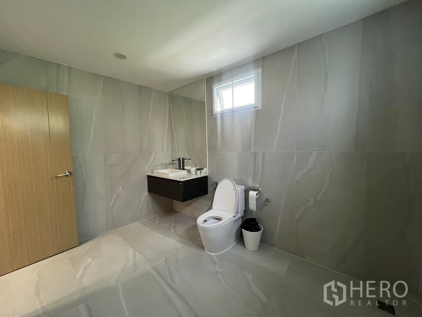 独立式住宅 出租在Mueang Samut Prakan, Samut Prakan - 有顶泰式厨房，水槽、灶台与储物台面。