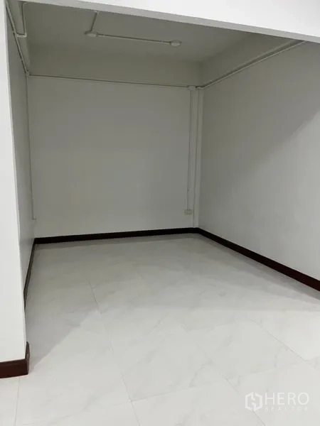 ทาวน์เฮาส์ ให้เช่าในDin Daeng, Bangkok - พื้นที่อเนกประสงค์หรือห้องเก็บของขนาดเล็ก ปูกระเบื้องสีขาว.