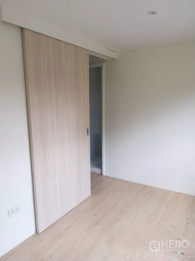 พื้นที่ขายปลีก ให้เช่า - ห้องส่วนตัว ประตูบานเลื่อนลายไม้ พื้นลามิเนต