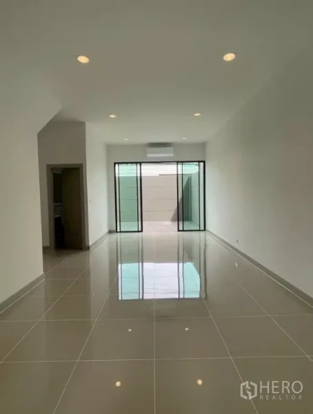 สำนักงานที่บ้าน ให้เช่าในBueng Kum, Bangkok - ชั้นล่างแบบโอเพนสเปซ ปูกระเบื้องเงางาม ไฟดาวน์ไลท์ พร้อมประตูกระจกสไลด์ออกสู่ลาน