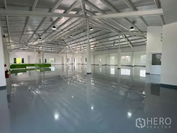 คลังสินค้า ให้เช่าในMueang Samut Prakan, Samut Prakan - ฮอลล์โกดังกว้าง โครงหลังคาเหล็ก พื้นอีพ็อกซี่ พร้อมหน้าต่างหลายบาน