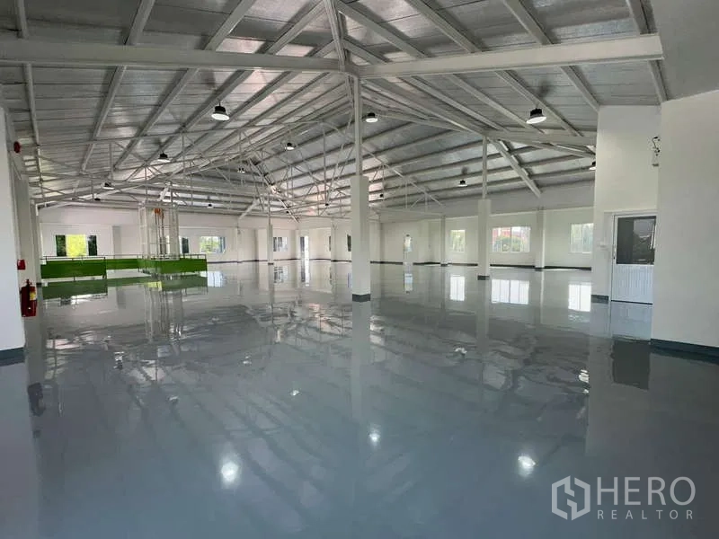 คลังสินค้า ให้เช่าในMueang Samut Prakan, Samut Prakan - ฮอลล์โกดังกว้าง โครงหลังคาเหล็ก พื้นอีพ็อกซี่ พร้อมหน้าต่างหลายบาน