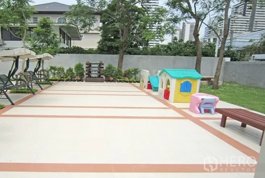อพาร์ทเมนท์ ให้เช่าในKhlong Toei, Bangkok - ลานกลางแจ้งพร้อมชิงช้า บ้านเด็กเล่น และม้านั่งในสวนสวย