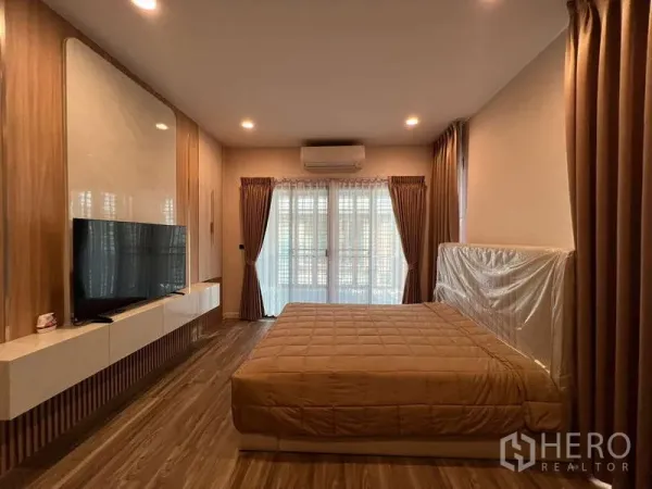 บ้าน ให้เช่าในBang Kapi, Bangkok - ห้องนอนใหญ่กว้าง พร้อมทีวีติดผนัง ตู้คอนโซลบิลท์อิน และประตูระเบียง