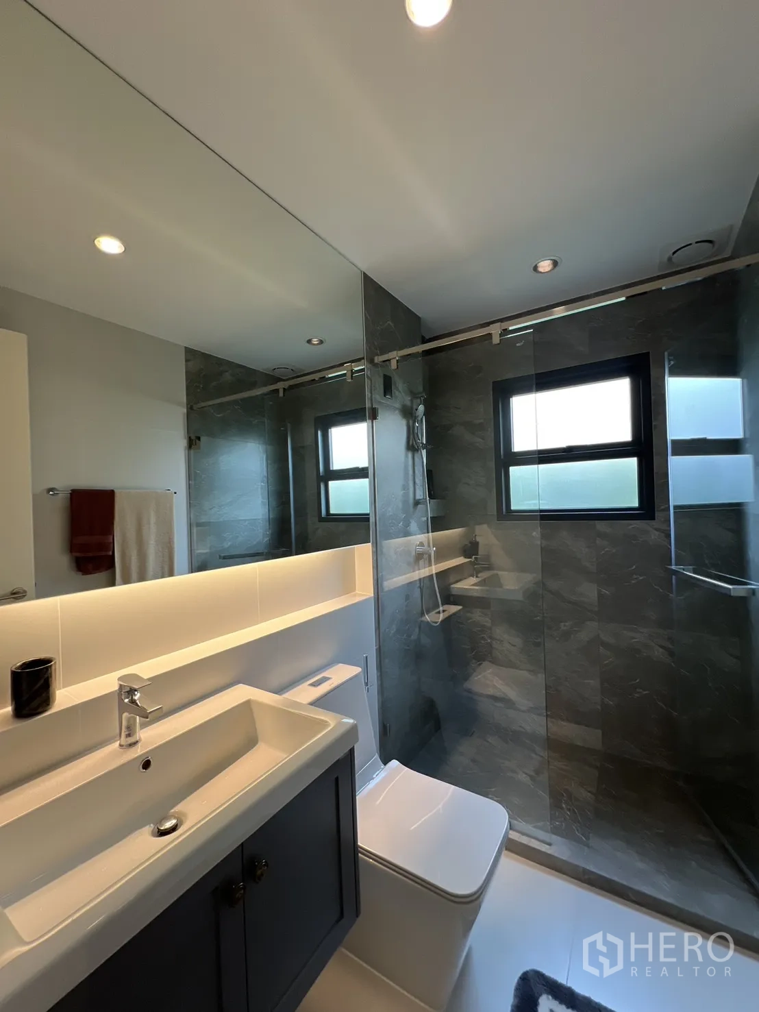 บ้านเดี่ยว for rent in Bang Phli, Samut Prakan - ห้องน้ำสมัยใหม่พร้อมกระจกบานใหญ่ อ่างล้างหน้า และห้องอาบน้ำกระจก