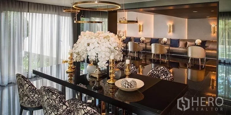 คอนโด ให้เช่าในKhlong San, Bangkok - ห้องรับรอง/รับประทานอาหารส่วนกลาง โต๊ะเงางาม แจกันดอกไม้ และโคมไฟวงกลม