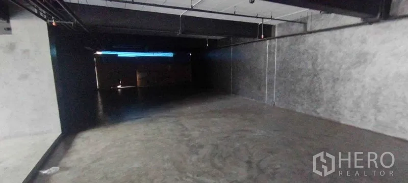 สำนักงาน ให้เช่าในChatuchak, Bangkok - โถงสำนักงานทรงลึก พื้นคอนกรีตเรียบ ผนังคอนกรีต และเดินท่อสายไฟโชว์บนเพดาน