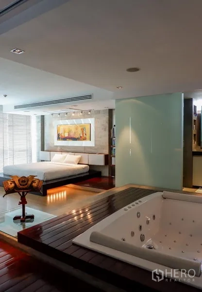 คอนโด ให้เช่าหรือขายในKhlong Toei, Bangkok - อ่างจากุซซี่ในห้องนอนบนพื้นไม้ พร้อมฉากกั้นกระจกฝ้า.