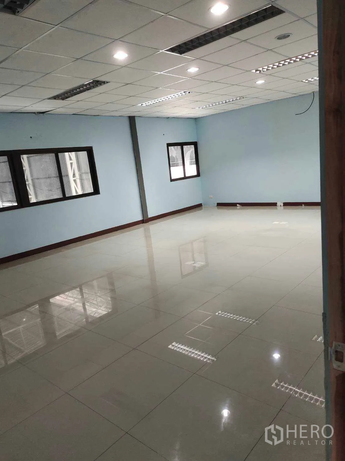 工厂 出售在Nikhom Phatthana, Rayong - 宽敞开放办公室，多扇窗户与吊顶，地面光亮。