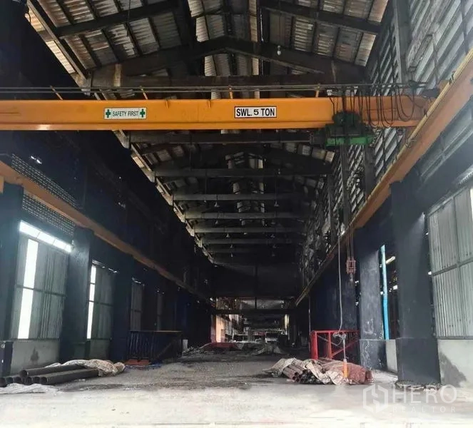 Warehouse for rent in Phra Pradaeng, Samut Prakan - Warehouse interior featuring a 5-ton overhead crane and high steel truss roof