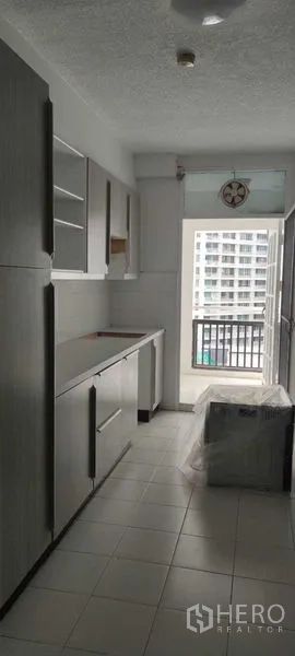 อพาร์ทเมนท์ ให้เช่าในPathum Wan, Bangkok - ครัวแบบแกลลี่พร้อมตู้เก็บของครบ เปิดออกสู่ระเบียงเล็กเห็นวิวเมือง