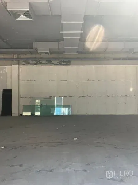 พื้นที่ขายปลีก ให้เช่าในKhlong Toei, Bangkok - โถงภายในร้านกว้าง เพดานเปิดโชว์ท่อ ผนังโล่ง และแผ่นกระจกวางพื้น พร้อมสำหรับการฟิตเอาต์ของผู้เช่า.