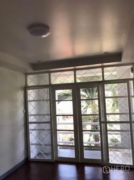 ทาวน์เฮาส์ ให้เช่าในSuan Luang, Bangkok - ห้องพร้อมประตูเฟรนช์และเหล็กดัด มองเห็นต้นไม้ด้านนอก