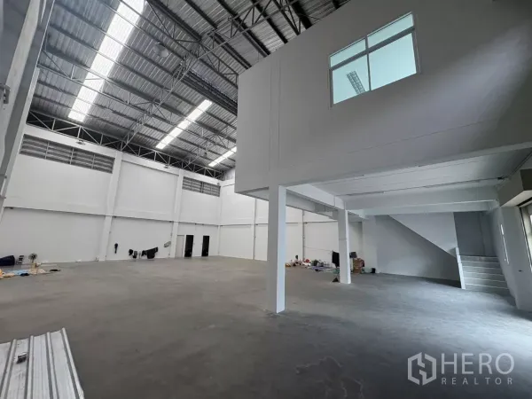 工厂 出租在Phra Samut Chedi, Samut Prakan - 开放生产区，清晰可见夹层办公室盒体与楼梯。
