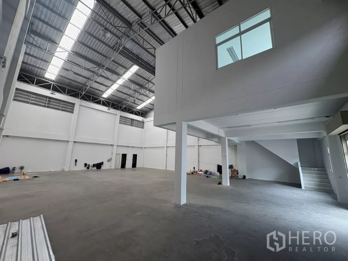 工厂 出租在Phra Samut Chedi, Samut Prakan - 开放生产区，清晰可见夹层办公室盒体与楼梯。