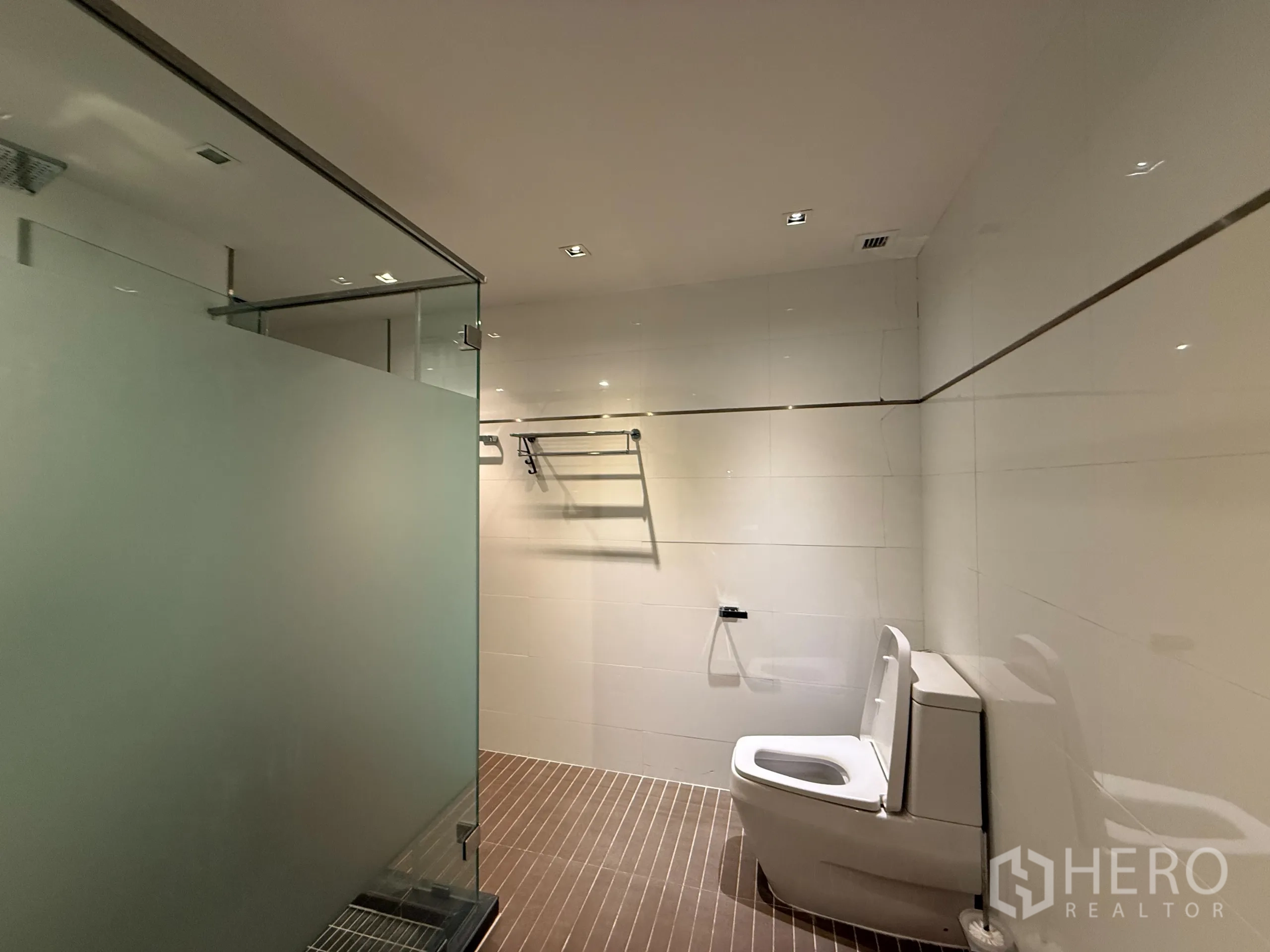 คอนโด ให้เช่าในPhaya Thai, Bangkok - ห้องน้ำขนาดกว้างพร้อมฉากกั้นอาบน้ำกระจกฝ้าและโถสุขภัณฑ์