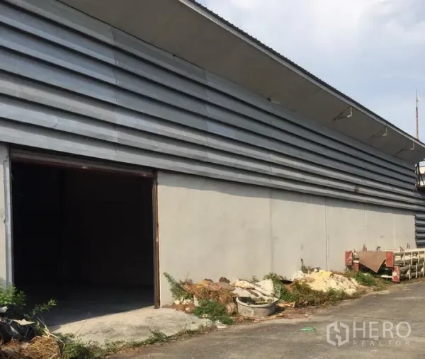 คลังสินค้า ให้เช่าในKhlong Luang, Pathum Thani - ด้านนอกโกดังกรุเมทัลชีท ประตูม้วนเปิด พร้อมลานด้านข้างสำหรับขนถ่ายสินค้า