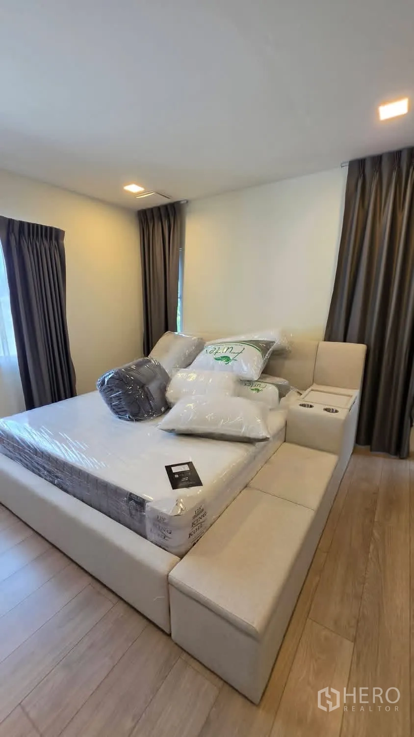Detached House for rent in Bang Phli, Samut Prakan - Master bedroom with upholstered bed and built-in side bench.