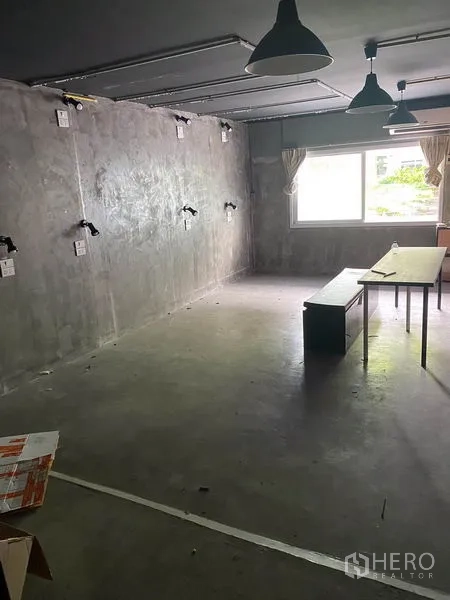 อาคารพาณิชย์ ให้เช่าในKhlong Toei, Bangkok - พื้นที่สตูดิโอโล่ง โคมไฟแขวน ปลั๊กไฟหลายจุดและหน้าต่างบานใหญ่