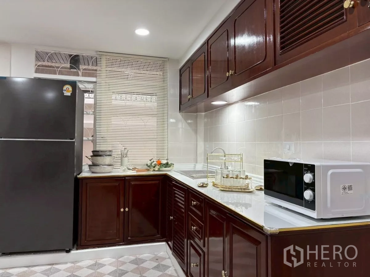 Detached House for rent in Huai Khwang, Bangkok - Close view of kitchen countertop, sink and high cabinets