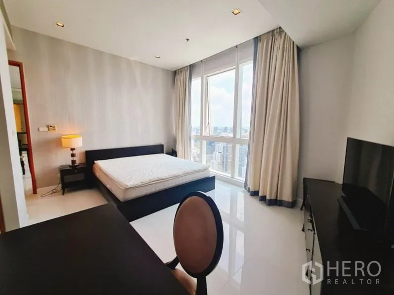 公寓 出租在Khlong Toei, Bangkok - 卧室配大窗、城市景观、电视柜与工作区。