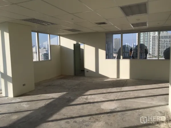 สำนักงาน ให้เช่าในKhlong Toei, Bangkok - พื้นที่สำนักงานแบบเปิดโล่ง ฝ้าทีบาร์ หน้าต่างสองด้าน พร้อมประตูสู่ห้องน้ำส่วนตัว