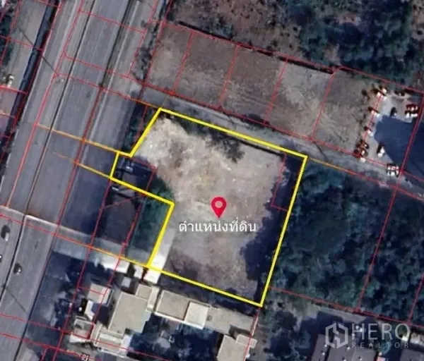 ที่ดิน ให้เช่าหรือขายในHuai Khwang, Bangkok - ภาพมุมสูงแสดงที่ดินว่างขีดเส้นสีเหลืองติดถนน พร้อมเส้นแบ่งแปลงโดยรอบ
