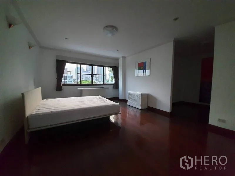 ทาวน์เฮาส์ ให้เช่าในKhlong Toei, Bangkok - ห้องนอนมาสเตอร์ พื้นไม้ หน้าต่างบานยาว และตกแต่งมินิมอล