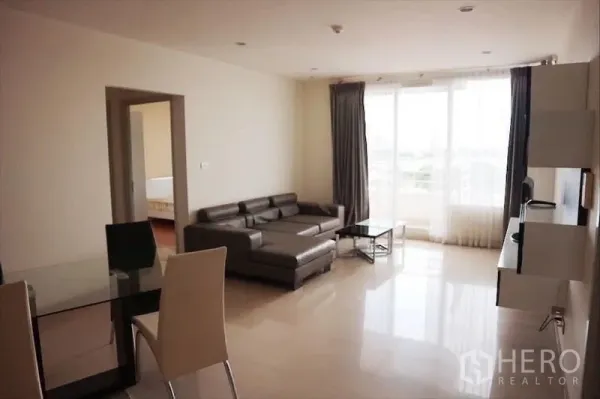 คอนโด ให้เช่าหรือขาย - พื้นที่รับแขกและรับประทานอาหารกว้าง พื้นเงาและรับแสงธรรมชาติ