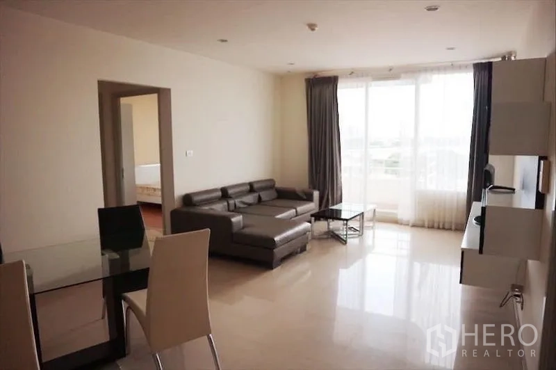 คอนโด ให้เช่าหรือขาย - พื้นที่รับแขกและรับประทานอาหารกว้าง พื้นเงาและรับแสงธรรมชาติ