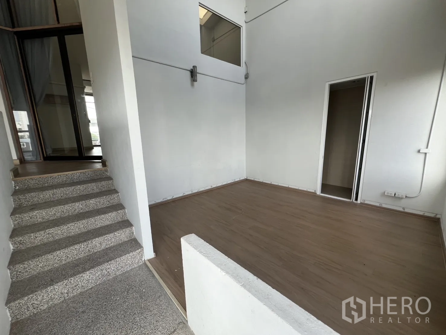 Home Office for rent in Mueang Nonthaburi, Nonthaburi - Small raised workspace connected by short steps and sliding door.